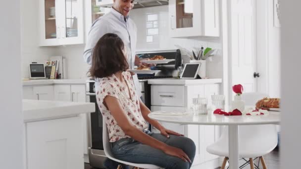 Giovane Donna Adulta Seduta Tavola Cucina Mentre Suo Partner Serve — Video Stock