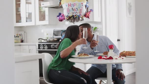 Couple Âge Moyen Faire Toast Baiser Avant Repas Anniversaire Dans — Video