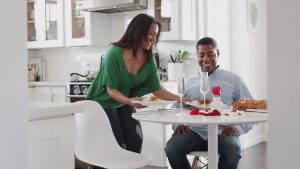 Hombre Afroamericano Mediana Edad Sentado Cocina Mientras Pareja Les Sirve — Vídeos de Stock