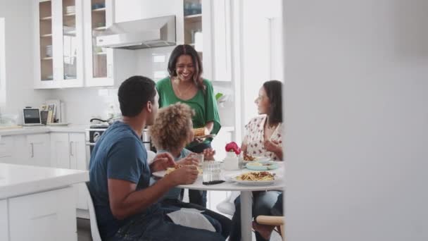 Avó Meia Idade Servindo Afro Americano Multi Geração Família Comer — Vídeo de Stock