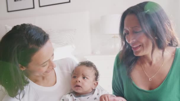 Millennial Madre Seduta Tenendo Suo Bambino Sua Madre Accanto Loro — Video Stock