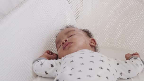 Κοντινό Του Νεογέννητου Μωρού Που Κοιμάται Κούνια Στη Μέση — Αρχείο Βίντεο