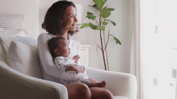 Glücklich Millennial Afrikanisch Amerikanische Mutter Sitzt Schaukelstuhl Hält Ihr Baby — Stockvideo