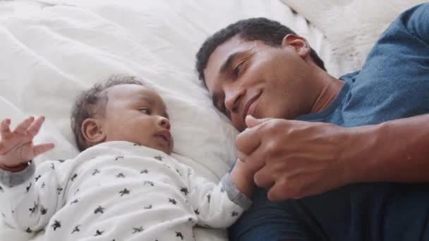 Cierre Del Milenario Padre Afroamericano Acostado Cama Jugando Con Hijo — Vídeos de Stock