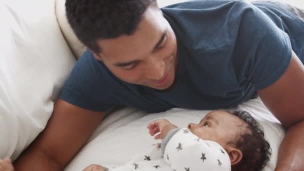 Perto Pai Afro Americano Milenar Deitado Cama Brincando Com Seu — Vídeo de Stock