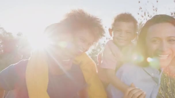 Молоді Африканські Американські Батьки Батьки Їхні Діти Веселяться Саду Дивлячись — стокове відео