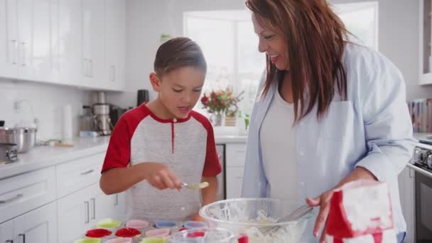 Glücklich Pre Teen Hispanischen Jungen Und Seine Großmutter Kuchen Backen — Stockvideo
