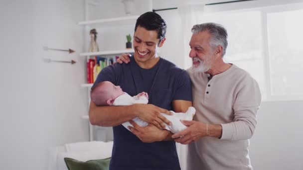 Orgulloso Padre Hispano Sosteniendo Hijo Cuatro Meses Casa Abuelo Pie — Vídeo de stock