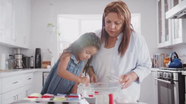 Genç Kız Büyükannesi Ile Kek Yapma Kaşık Kullanarak Kek Mis — Stok video