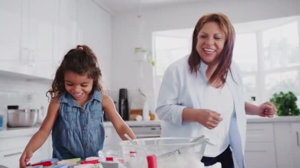 興奮した若い女の子と彼女の祖母はハイ5を焼き オーブンにケーキを入れて調理し クローズアップ — ストック動画
