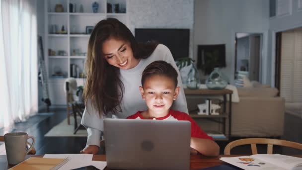 Hispanic Vrouw Helpt Haar Zoon Terwijl Hij Zijn Huiswerk Met — Stockvideo