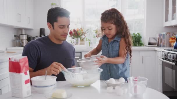 Hispánští Otec Jeho Mladá Dcera Připravují Kuchyni Mix Koláčů Zblízka — Stock video