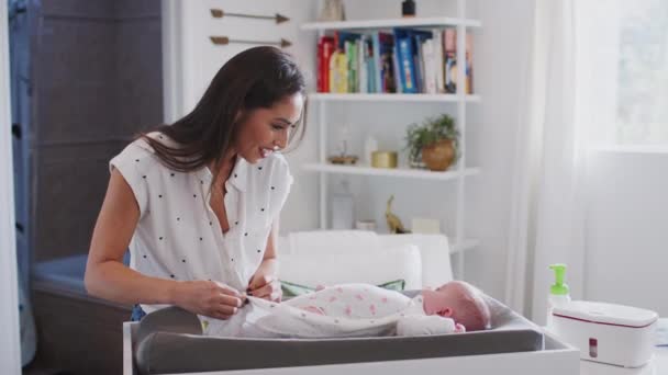 Mère Heureuse Changeant Couche Son Fils Nouveau Maison Sur Une — Video