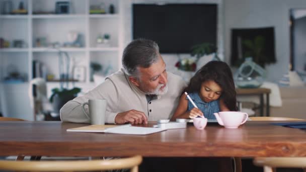 スタイラスとタブレットコンピュータを使用する孫娘と一緒に座っているヒスパニック系のシニア男性がクローズアップ — ストック動画
