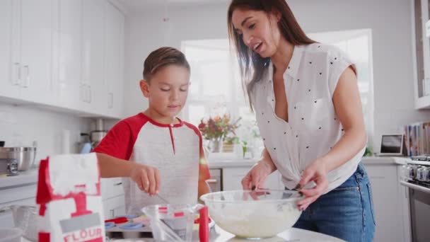 Pre Adolescente Hispano Chico Mamá Haciendo Pasteles Cocina Ponerlos Horno — Vídeos de Stock