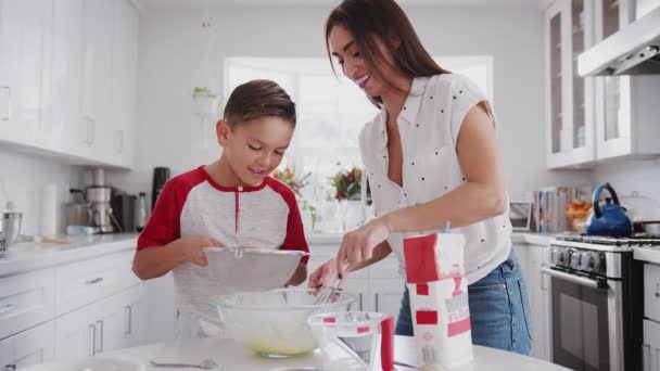 Pre Teen Hispanic Jongen Maken Cake Mix Keuken Met Zijn — Stockvideo