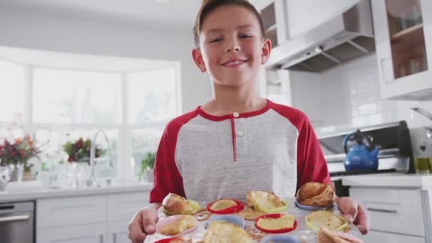 Orgoglioso Ragazzo Ispanico Pre Adolescente Piedi Cucina Che Presenta Torte — Video Stock