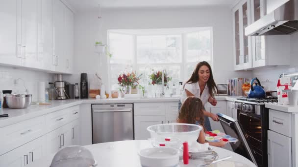 Aufgeregtes Junges Mädchen Und Ihre Mutter Legen Kuchen Den Ofen — Stockvideo