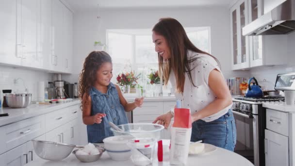 Chica Joven Poniendo Mezcla Pastel Nariz Madre Mientras Hornean Juntos — Vídeos de Stock