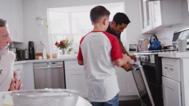 Pré Adolescente Menino Hispânico Assar Com Avô Pai Cozinha Colocando — Vídeo de Stock