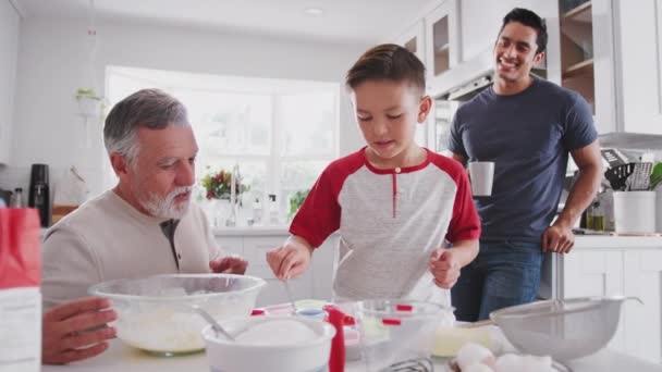 Pre Adolescente Hispano Chico Haciendo Pasteles Con Abuelo Padre Cocina — Vídeo de stock