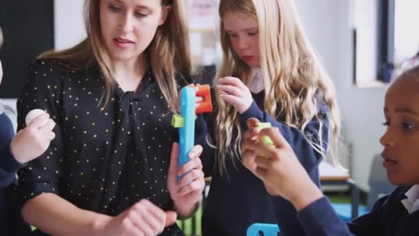 Profesora Que Ayuda Los Niños Que Trabajan Con Bloques Construcción — Vídeos de Stock