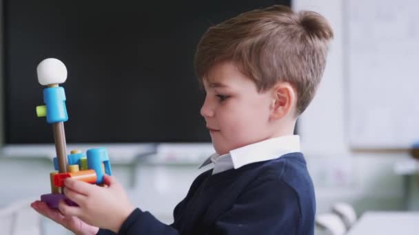 Nahaufnahme Eines Grundschülers Beim Bau Eines Spielzeugs Klassenzimmer Fokus Auf — Stockvideo