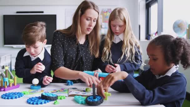 Жінка Вчителька Допомагає Дітям Працювати Будівельними Блоками Початковій Школі Крупним — стокове відео