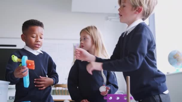 Drei Grundschulkinder Arbeiten Klassenzimmer Mit Bauspielzeug Niedriger Winkel Frontansicht — Stockvideo