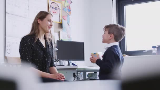 Schoolboy Presentera Gåva Till Sin Kvinnliga Lärare Primary School Selektiv — Stockvideo