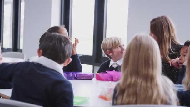 Dzieci Szkole Podstawowej Siedzą Przy Stole Jedząc Suchy Prowiant Rozmawiając — Wideo stockowe