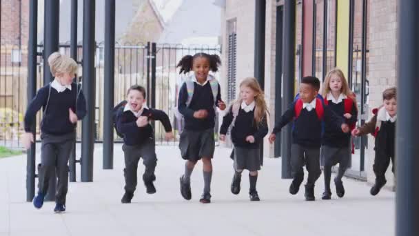 Niños Felices Escuela Primaria Uniformes Corriendo Una Pasarela Fuera Edificio — Vídeos de Stock