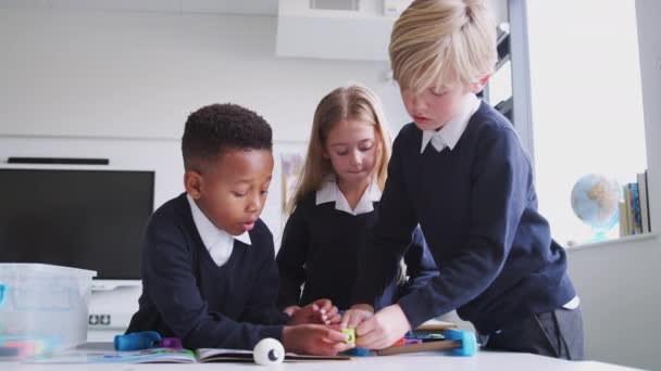 Три Ученика Начальной Школы Работающие Строительной Игрушкой Классе Крупным Планом — стоковое видео