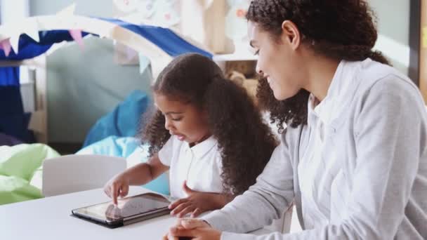 Молодая Чернокожая Школьница Использующая Планшетный Компьютер Обучающаяся Один Один Учительницей — стоковое видео