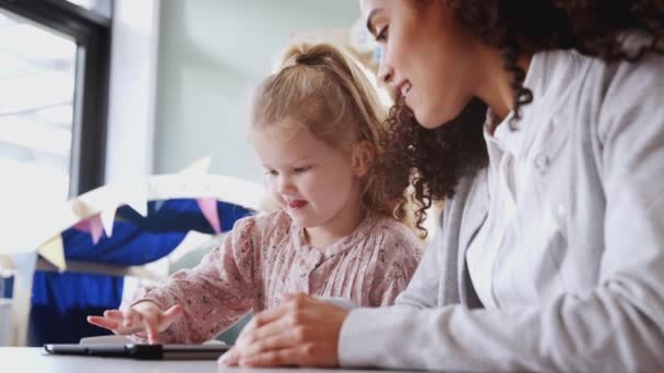 Professeure École Maternelle Travaillant Avec Une Jeune Écolière Blanche Aide — Video