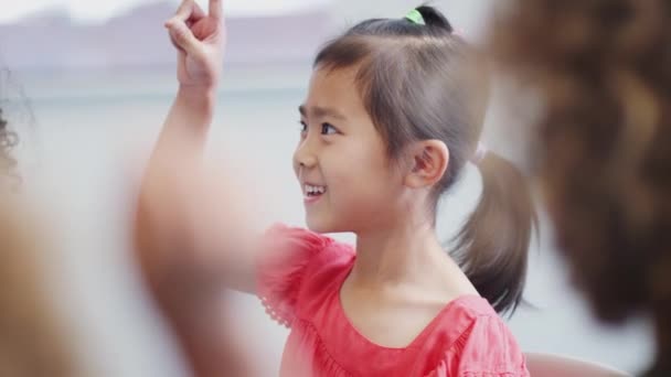 Asiatique Écolière Assis Avec Ses Camarades Classe Dans Classe École — Video