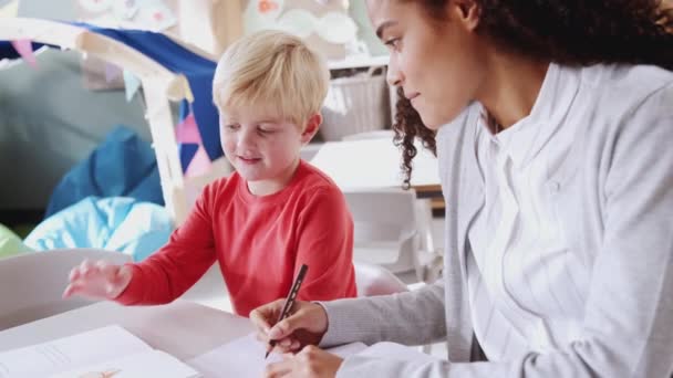 Weibliche Kinderschullehrerin Die Eins Eins Mit Einem Jungen Weißen Schuljungen — Stockvideo