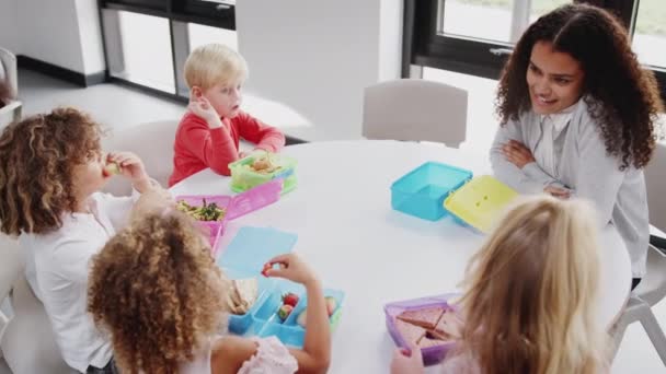 Vue Surélevée Une Institutrice Assise Une Table Les Élèves Mangeant — Video