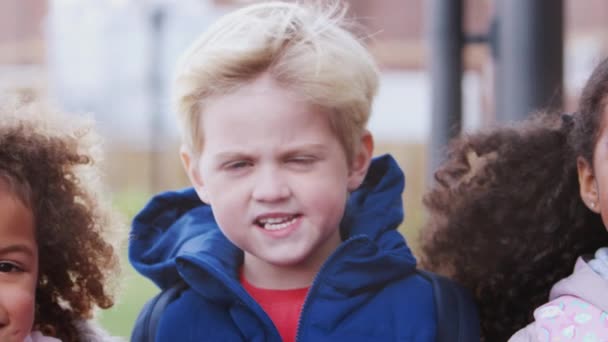 Jonge Schoolkinderen Dragen Jassen Staande Buiten School Glimlachend Naar Camera — Stockvideo