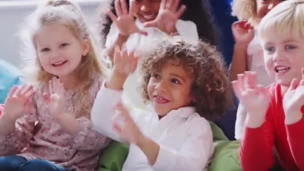 教室の快適なコーナーで幼児の子供たちは 彼らの先生に手を振って クローズアップ — ストック動画