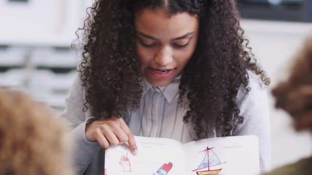 Primer Plano Una Joven Maestra Escuela Infantil Mostrando Libro Ilustrado — Vídeos de Stock