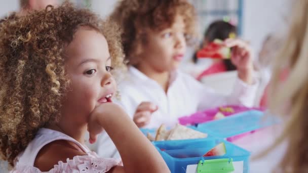 Close Menina Escola Infantil Comendo Seu Almoço Embalado Com Colegas — Vídeo de Stock