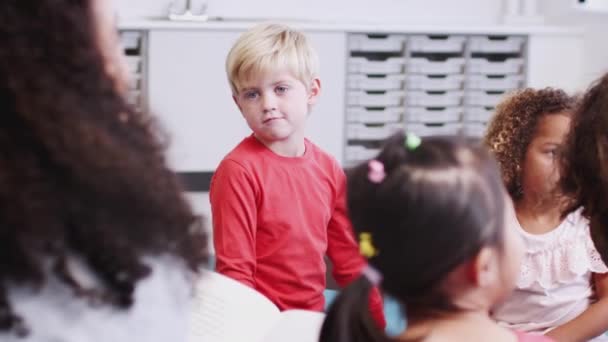 Bambini Delle Scuole Infantili Seduti Sedie Parlare Con Loro Insegnante — Video Stock