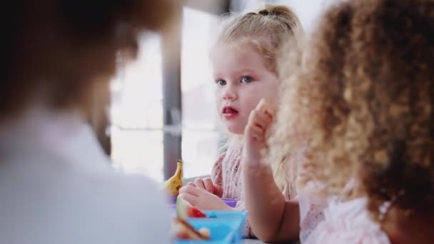 Ung Vit Schoolgirl Äta Hennes Packad Lunch Med Klasskamrater Infant — Stockvideo