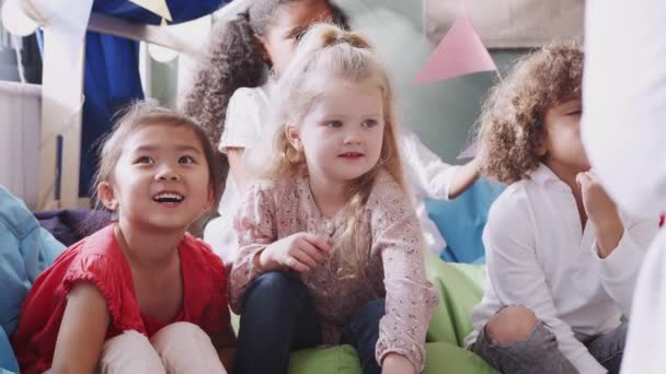 Niños Escuela Infantil Sentados Bolsas Frijoles Cómodo Rincón Escuchando Maestro — Vídeos de Stock