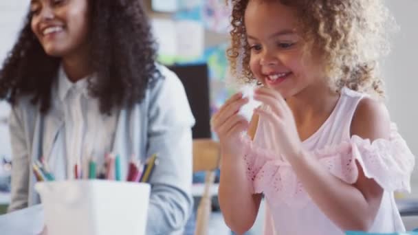 Scolaretta Mista Che Disegna Aula Scolastica Infantile Scegliendo Una Matita — Video Stock