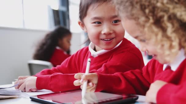 Twee Baby Schoolmeisjes Tekenen Met Tablet Computer Stylus Een Bureau — Stockvideo