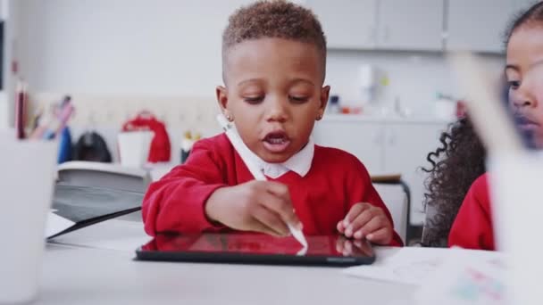 Giovane Scolaro Una Scrivania Una Classe Disegno Con Computer Tablet — Video Stock