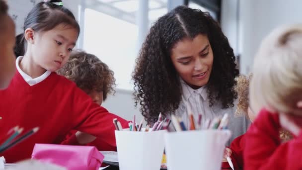 Sonriente Maestra Escuela Infantil Sentada Una Mesa Clase Con Escolares — Vídeo de stock