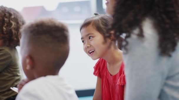Дети Детской Школе Сидят Стульях Классе Разговаривают Своим Учителем Избирательный — стоковое видео